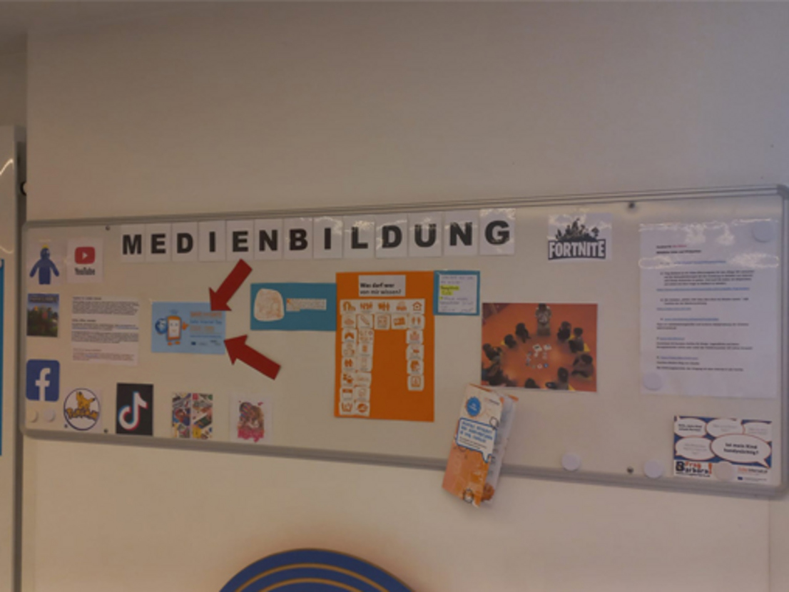 Foto Whiteboard im Kindergarten mit Infos und Bilder zum Safer-Internet-Day-Projekt