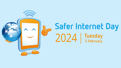 Safer-Internet-Day-Maskottchen (Figur in Form eines Tablet) zeigt auf den Schriftzug "Safer Internet Day 2024, Tuesday 6 February"