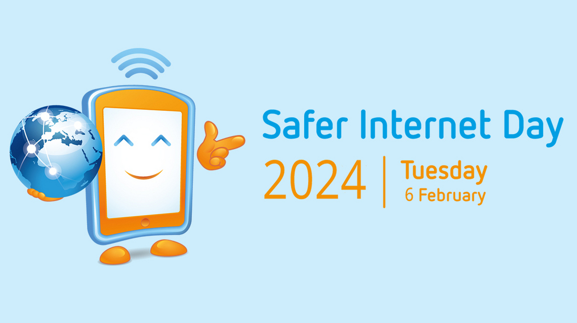 Safer-Internet-Day-Maskottchen (Figur in Form eines Tablet) zeigt auf den Schriftzug "Safer Internet Day 2024, Tuesday 6 February"