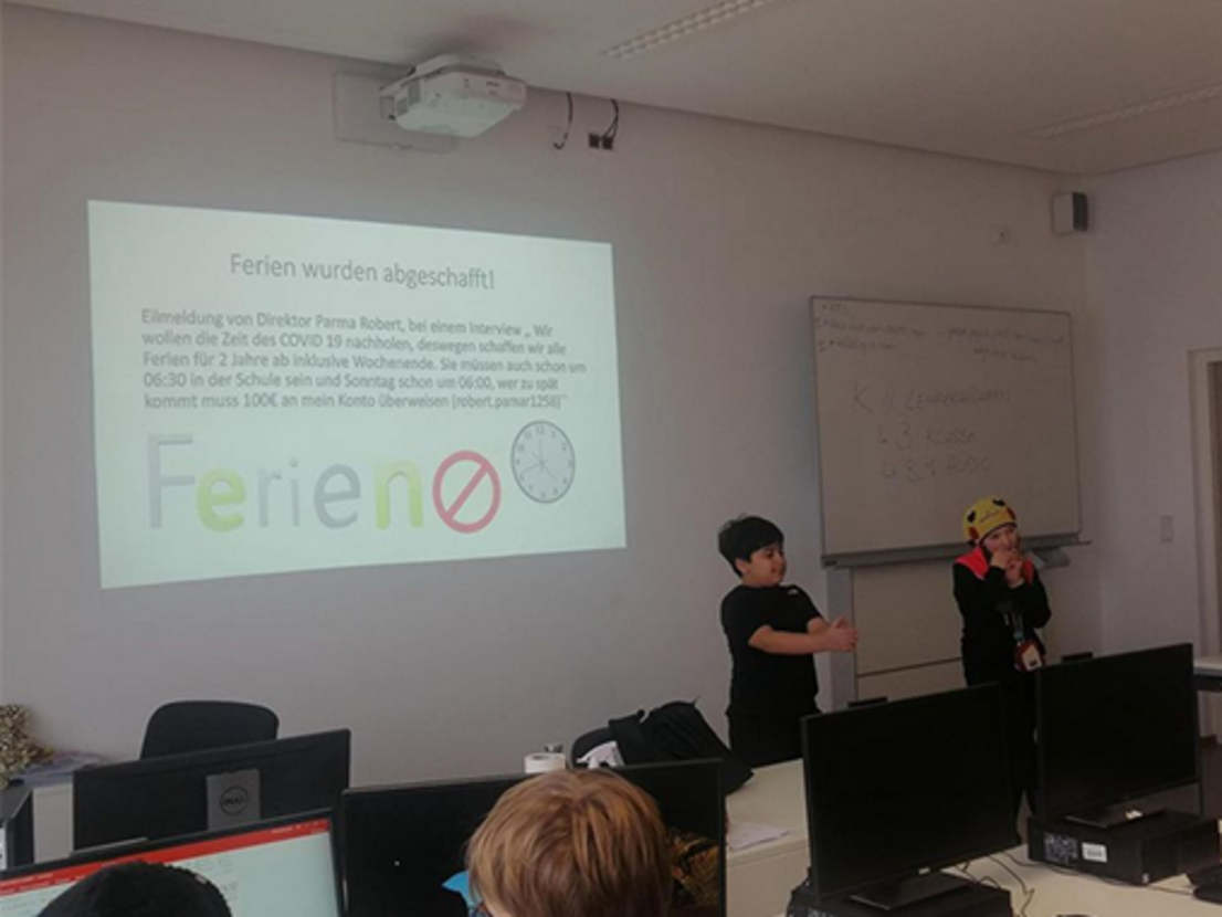 Foto: Schüler:innen der AHS Wien West präsentieren ihre Fake News 