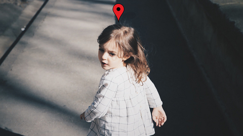 Kind allein auf der Straße mit Tracking-Symbol über dem Kopf