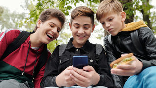 drei Jungs am Smartphone