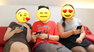 Symbolbild für Privatsphäre, Teenager mit Emojis vor dnen Gesichtern