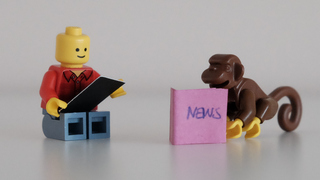 Legofiguren, die Newsletter lesen
