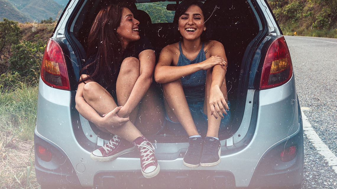 Teenager sitzen im Kofferraum 