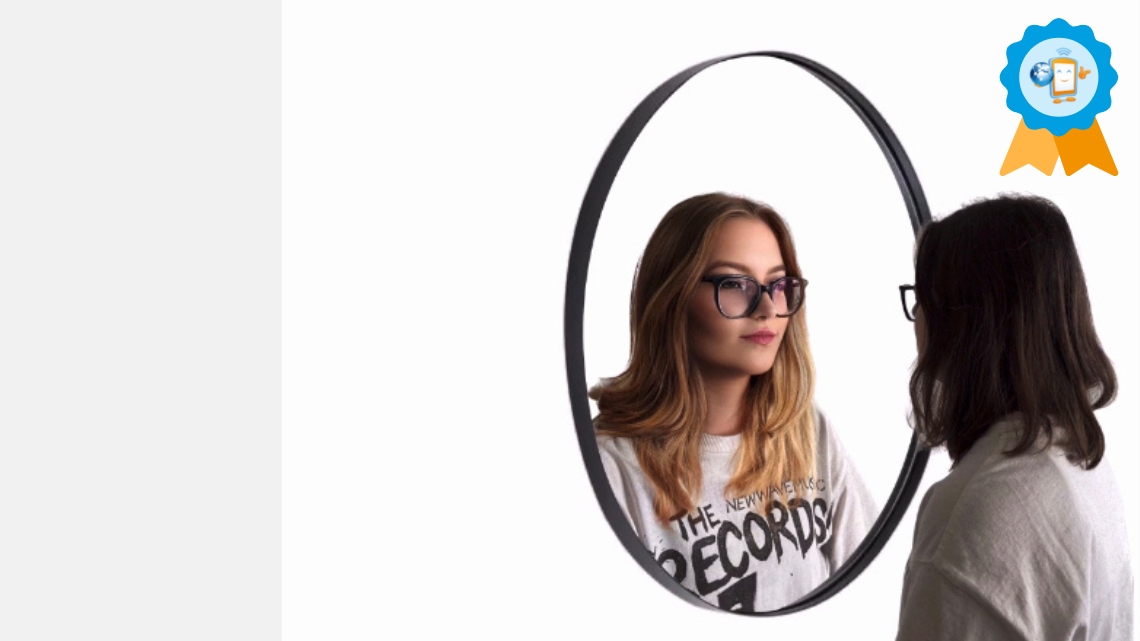 Ein junges Mädchen sieht in den Spiegel sieht aber ein fremdes Spiegelbild, da das eigene Gesicht mit Beauty-Filtern verändert wurde. 